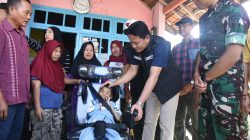 Berkunjung ke Tarik, Bupati Subandi Berikan Bantuan Kursi Roda untuk Anak Difabel
