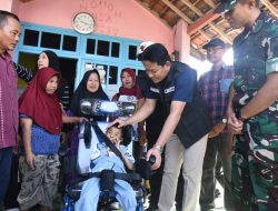 Berkunjung ke Tarik, Bupati Subandi Berikan Bantuan Kursi Roda untuk Anak Difabel